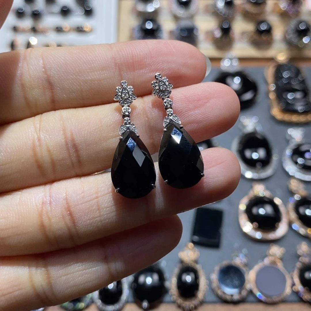 18K金镶嵌翡翠耳饰墨翠水滴