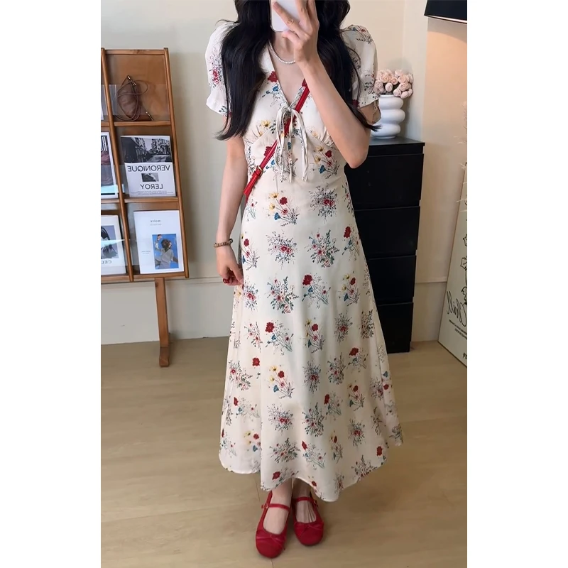设计感V领连衣裙女2025夏季新款法式气质泡泡袖收腰系带碎花裙子