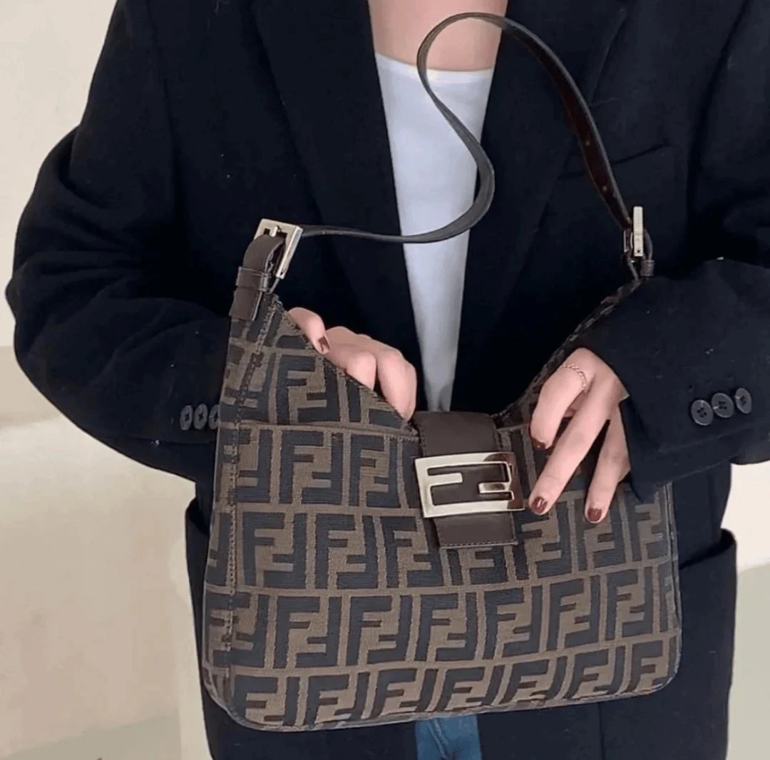 95新 FENDI/芬迪 芬迪老花牛角包