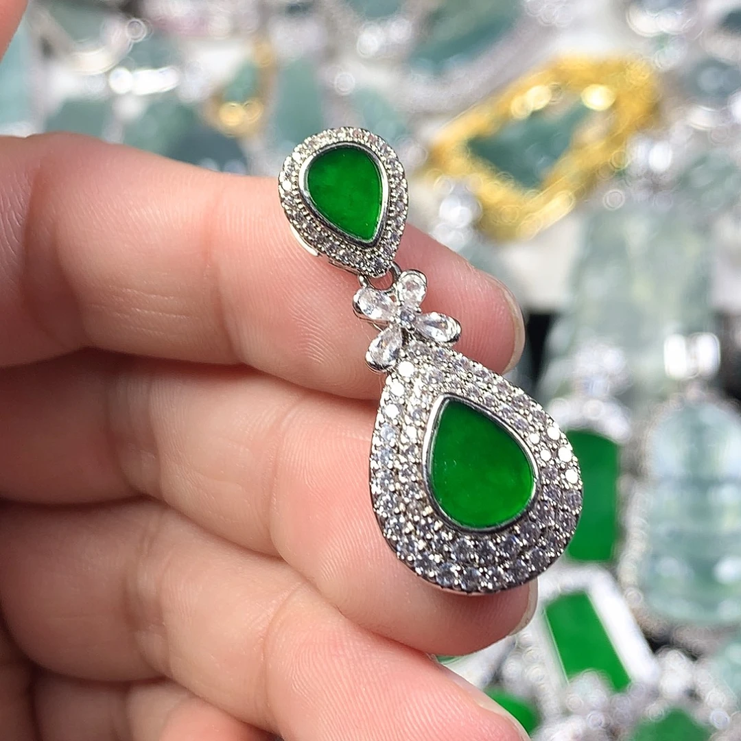 翡翠未镶嵌颈饰水滴