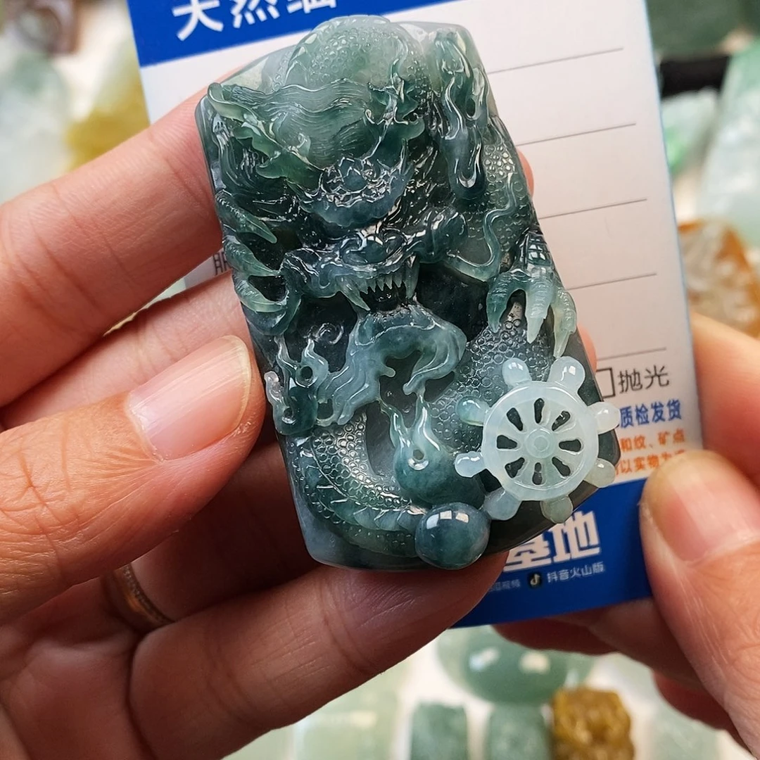 翡翠未镶嵌颈饰龙牌