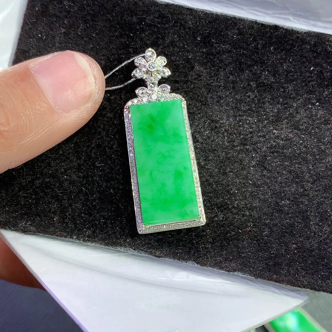 翡翠吊坠(赠链)18K金镶嵌