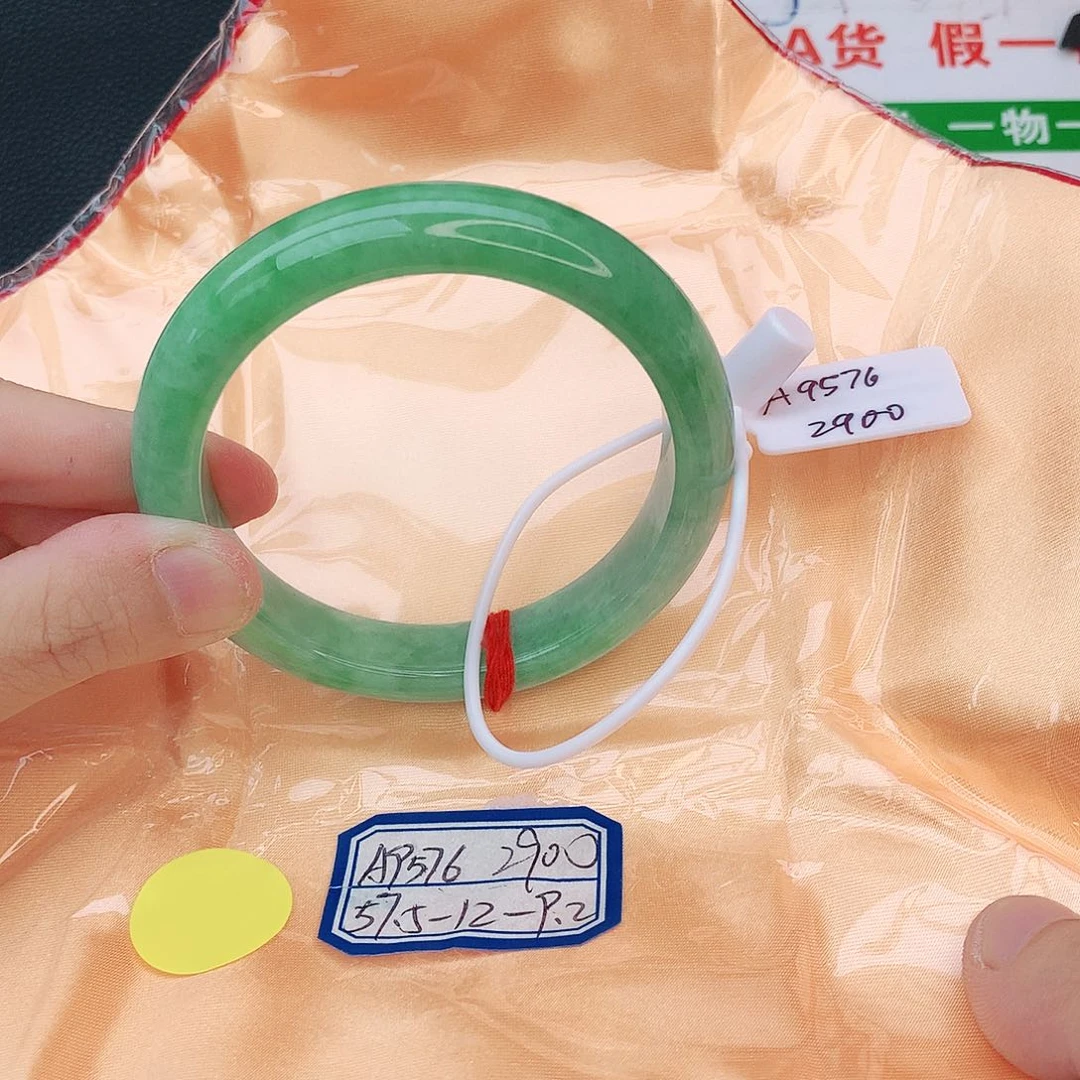 翡翠手镯未镶嵌翡翠
