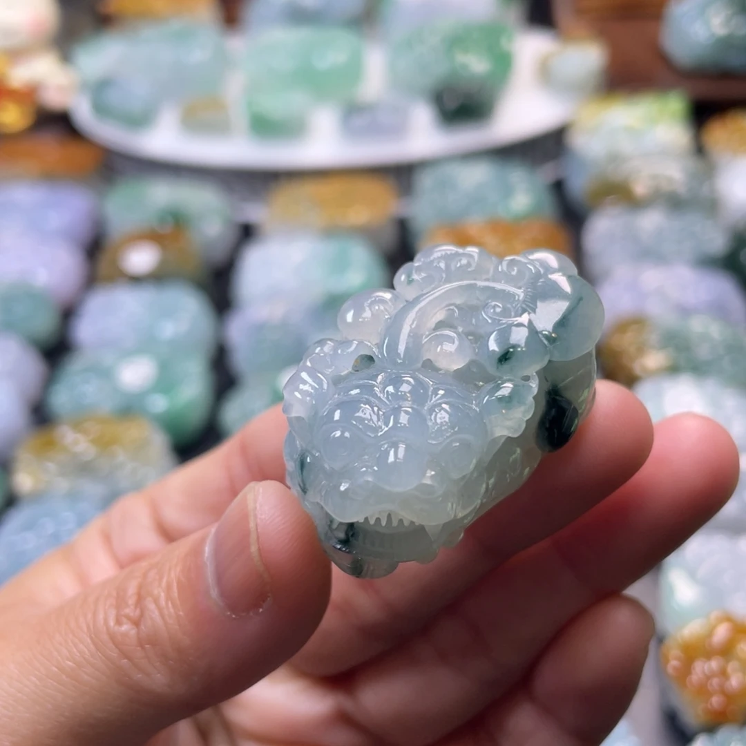 翡翠未镶嵌颈饰貔貅