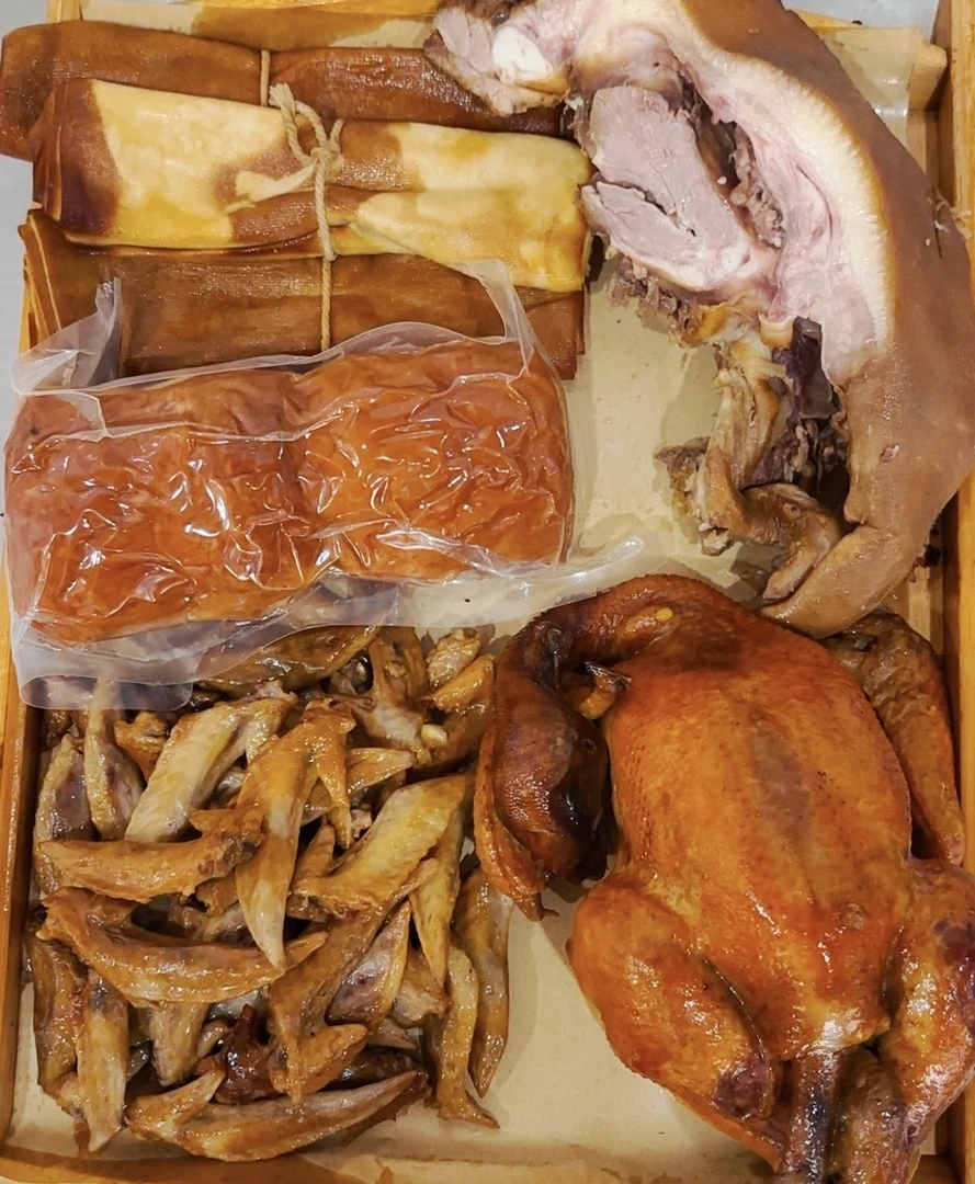 一只三黄鸡 一斤猪头肉 一个松花鸡腿 六两鸡翅尖 3个干豆腐卷