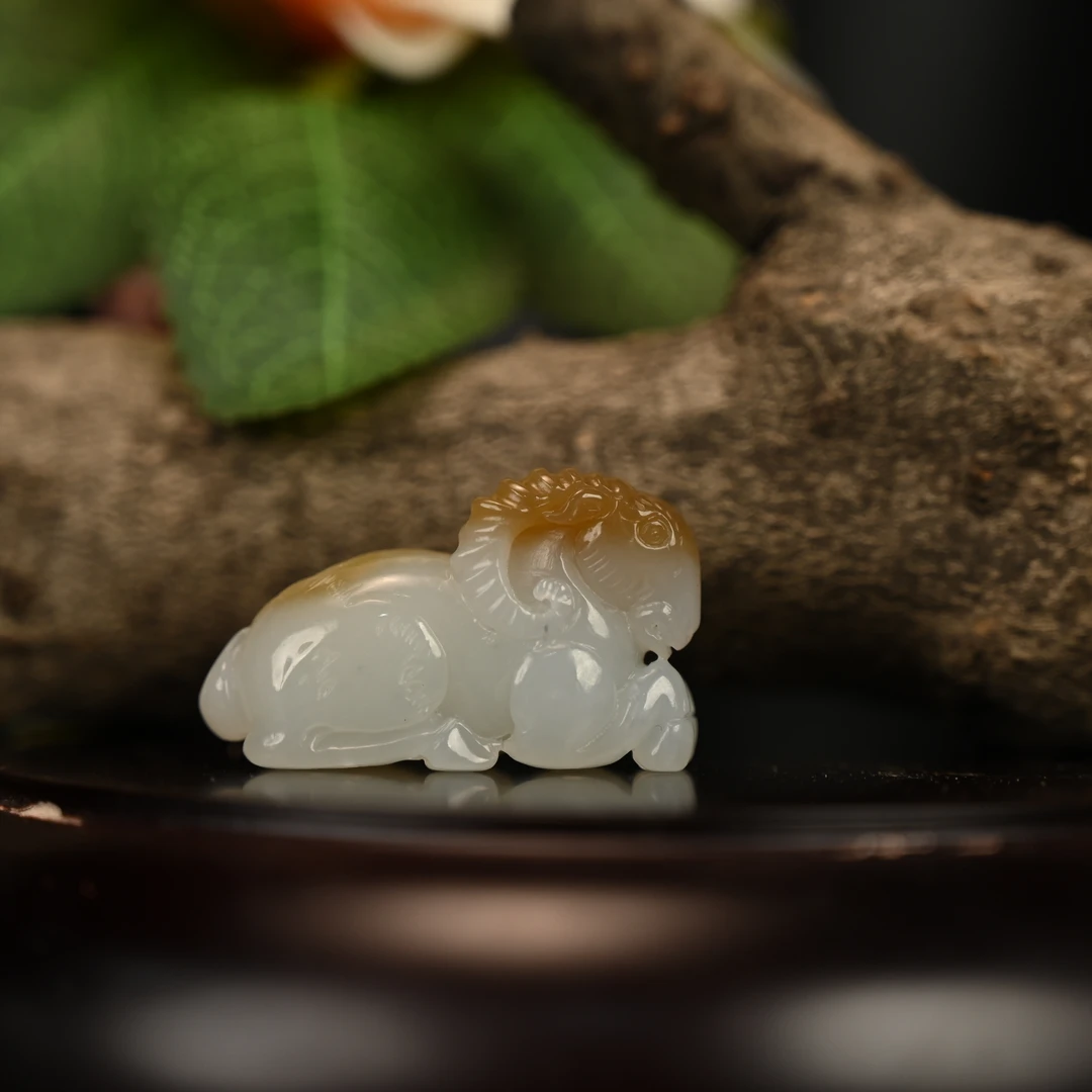 LOT8802 2511170056和田玉且末糖得意洋洋挂件/保利