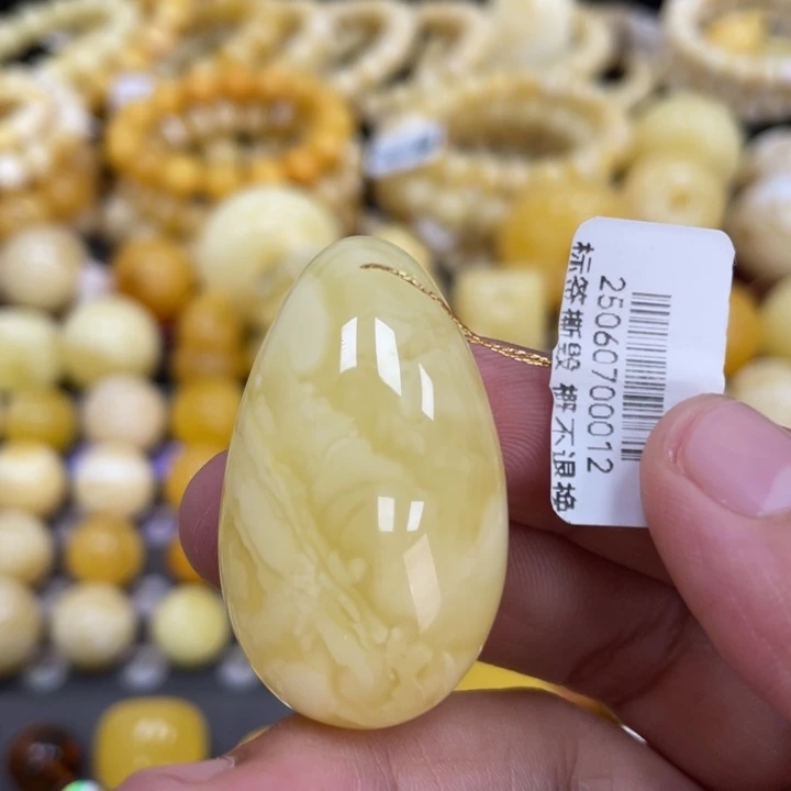 裸石蜜蜡未镶嵌39*23*13mm小水滴
