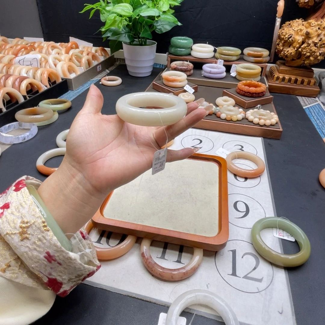 ****石英岩玉未镶嵌手镯