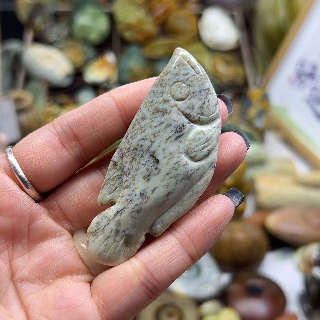 颈饰未镶嵌岫岩河磨玉（透闪石质玉）浆皮鱼
