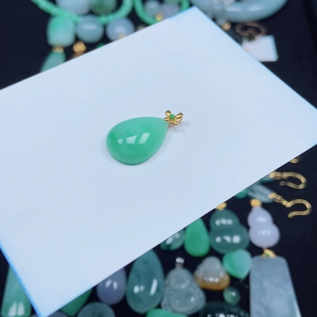 翡翠未镶嵌颈饰水滴