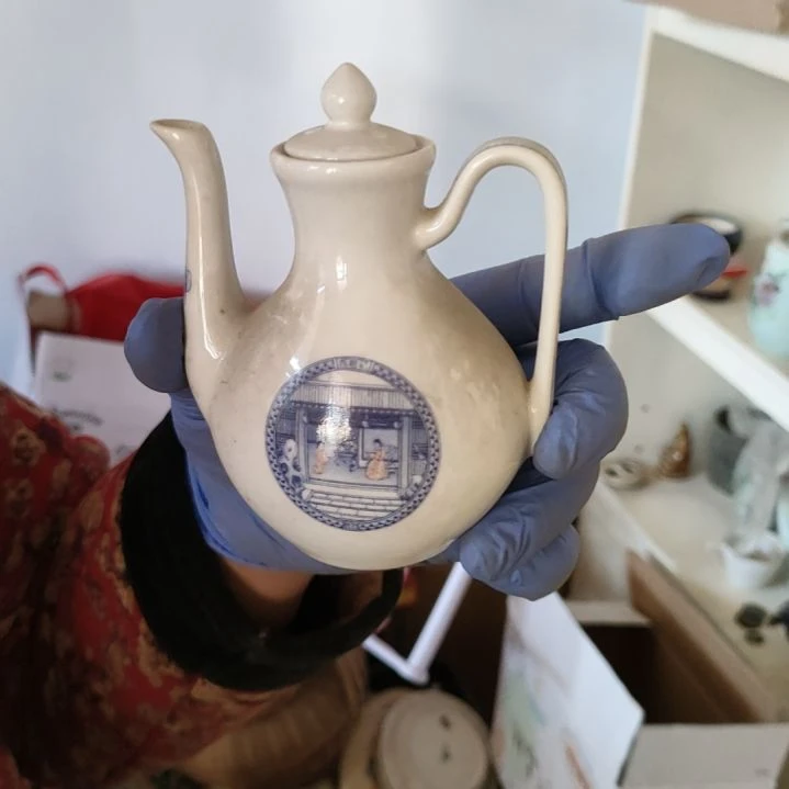 摆件盘子碗茶壶啥都有