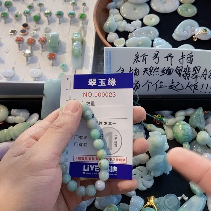 牵***手翡翠未镶嵌颈饰翡翠