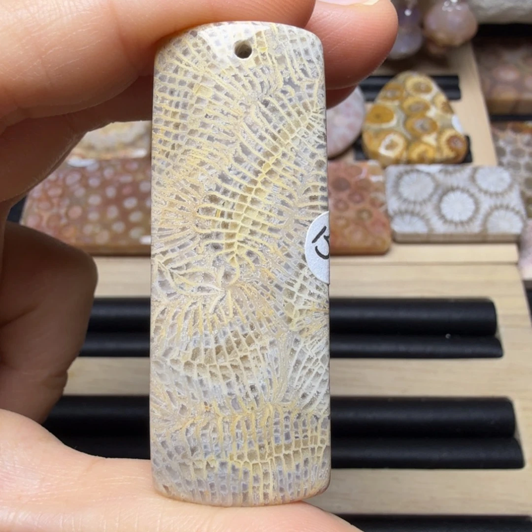 硅化玉未镶嵌灰底黄花纹