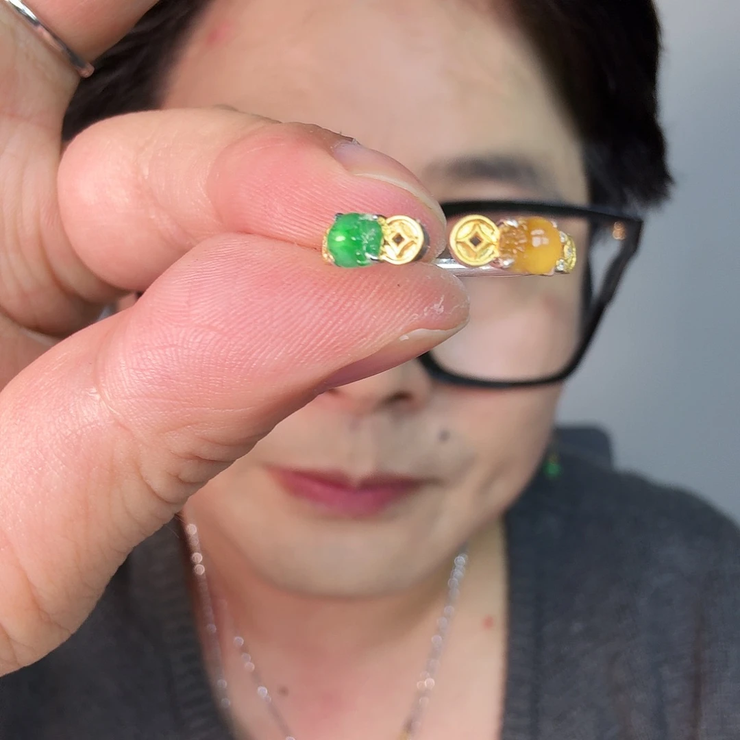 爱***O翡翠18K金镶嵌颈饰一件