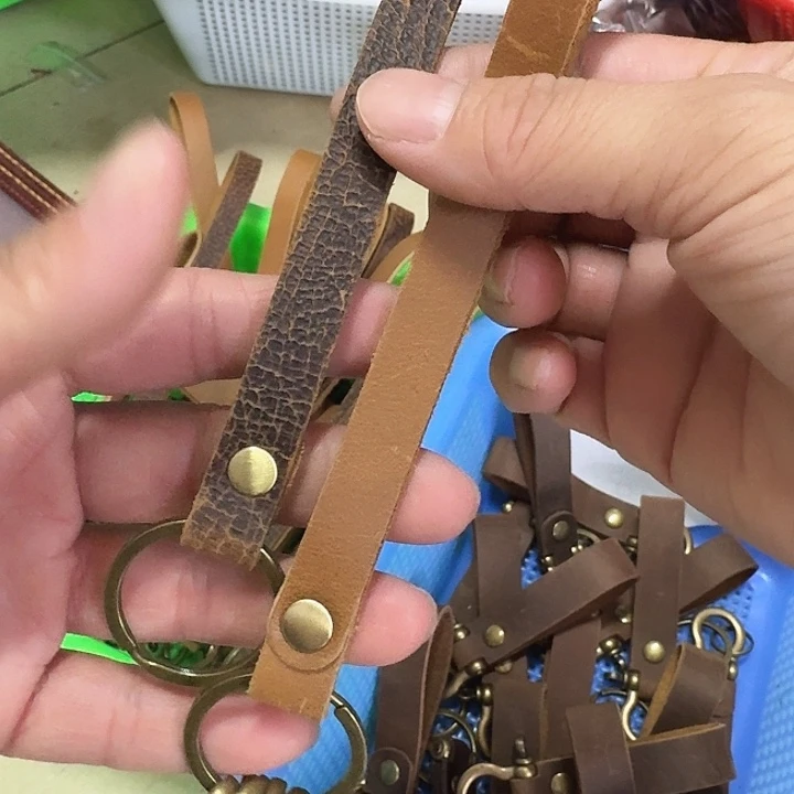 苏***颜真牛皮钥匙扣两条