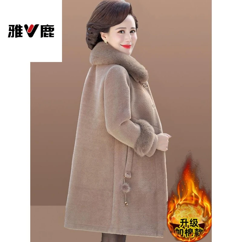 妈妈冬装皮毛一体大衣中长款加加厚衣中老年女秋冬水貂绒外套