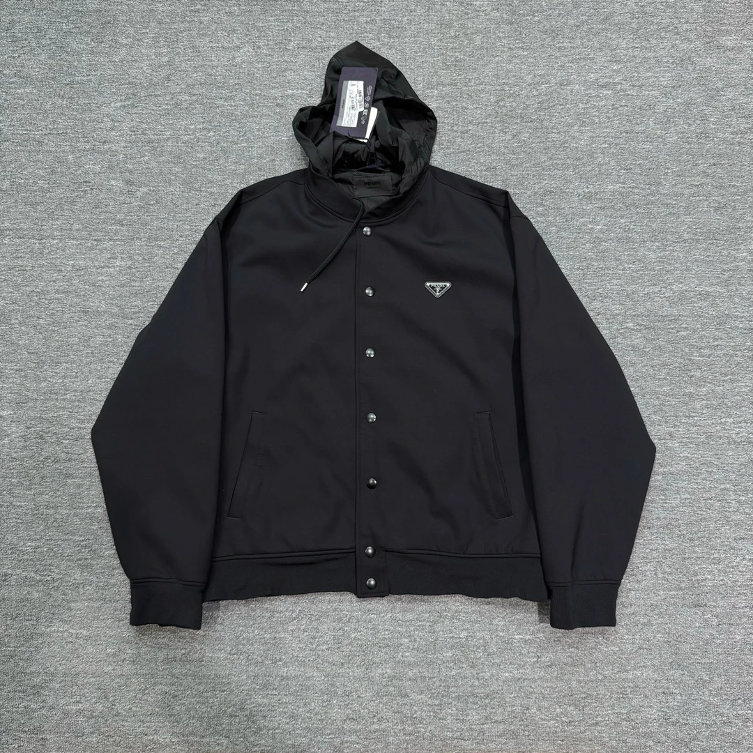全新未使用 Prada/普拉达 纯色logo徽章连帽外套/L码
