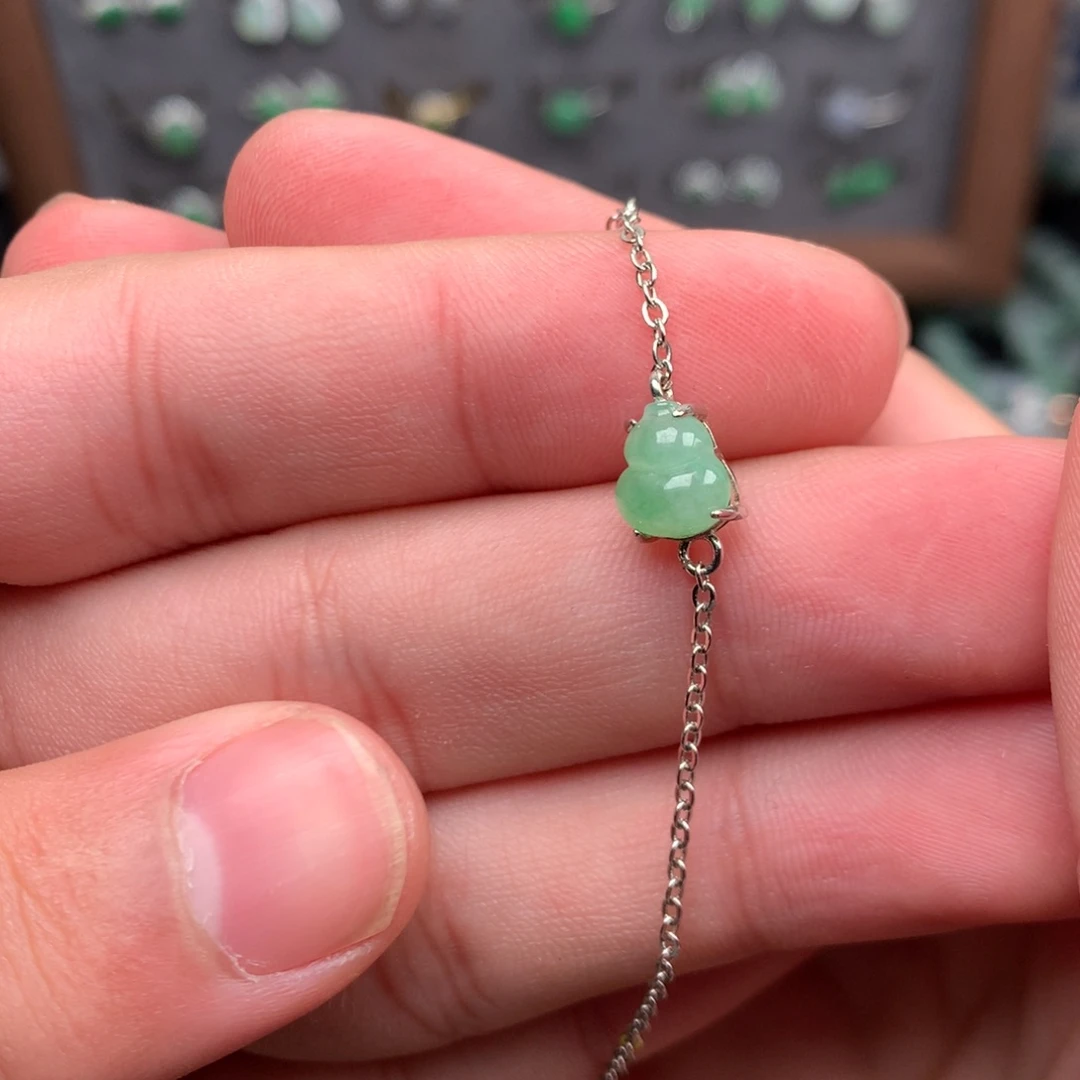 翡翠未镶嵌颈饰你是