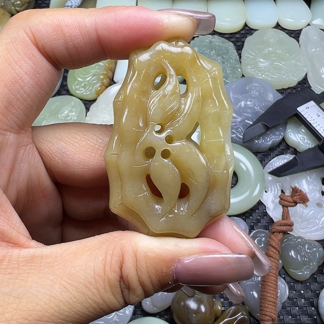 济****和田玉未镶嵌颈饰