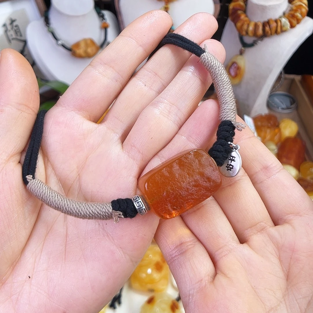 琥珀珠宝奇石未镶嵌。