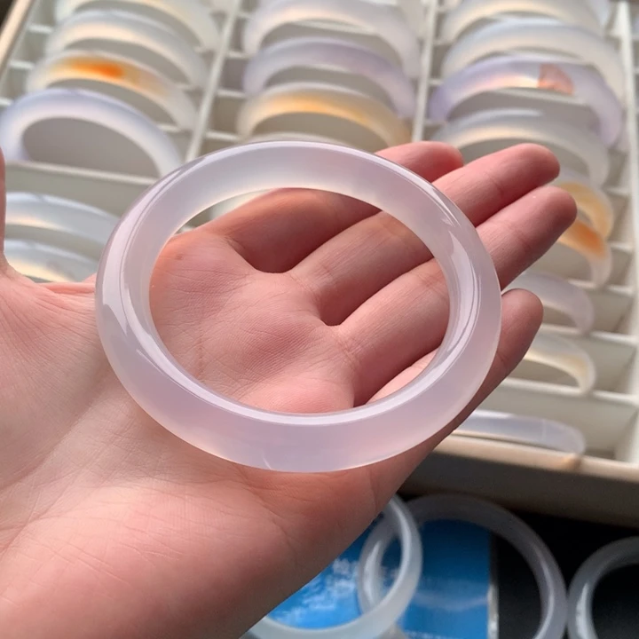 玛瑙/玉髓手镯未镶嵌甜*56圈 磨砂痕 白棉纹