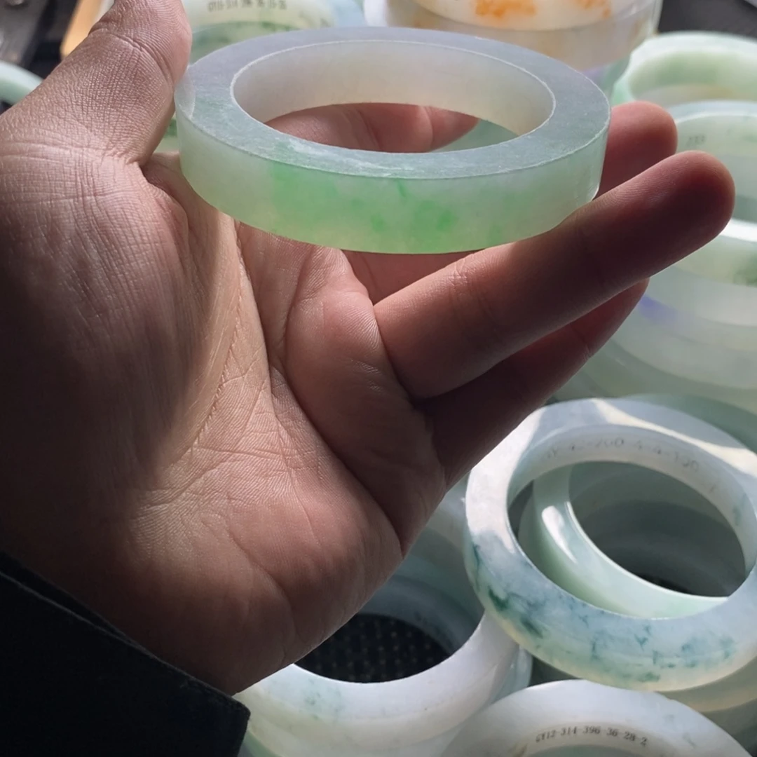 未镶嵌肉质细腻定制翡翠起***影
