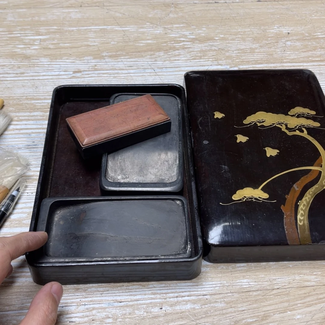 瓷片山***水密密麻麻地排列着一个