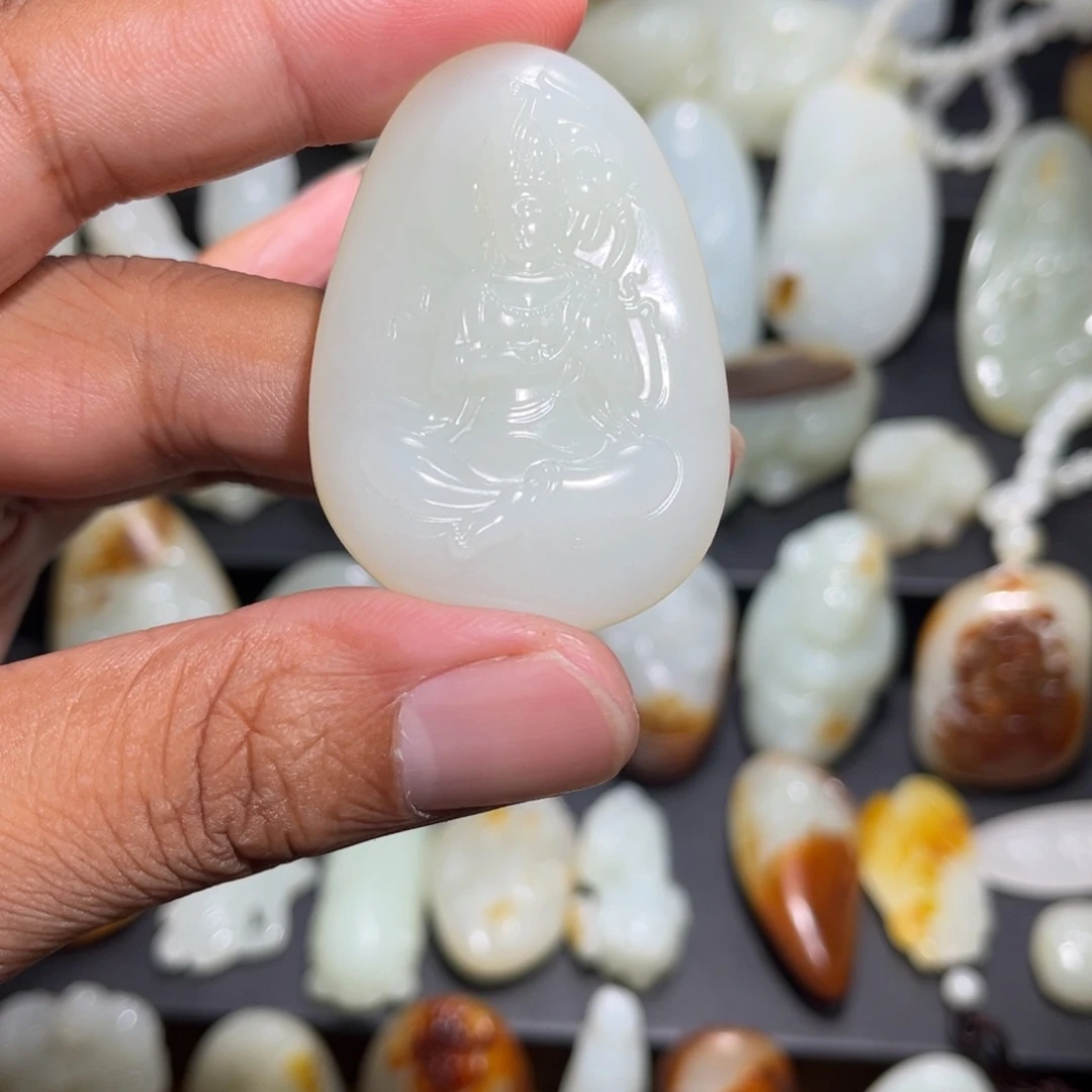 吴***事和田玉未镶嵌颈饰