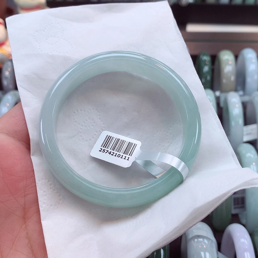 翡翠手镯未镶嵌圈口58有纹