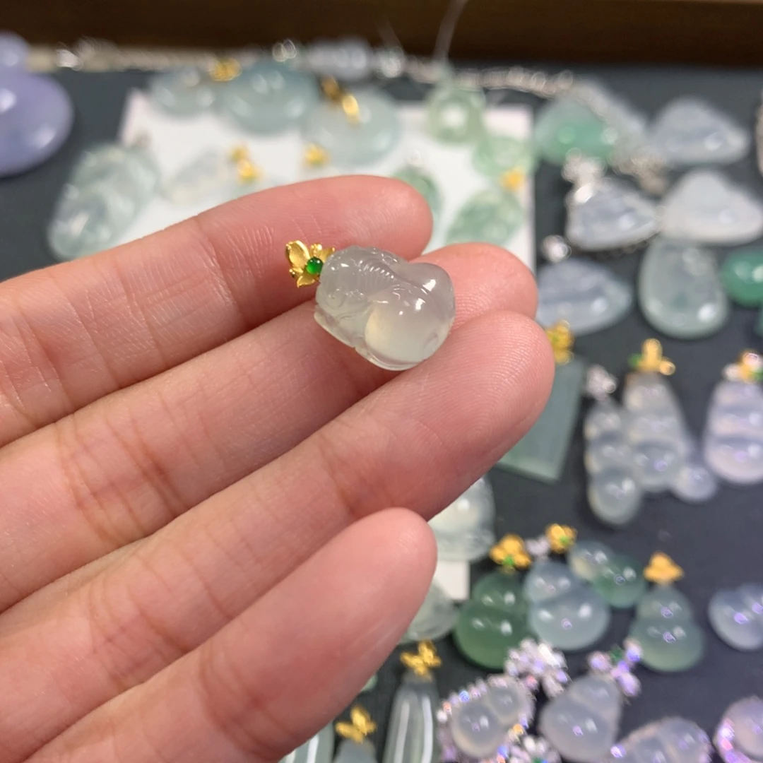 翡翠18K金镶嵌颈饰冰晴底小貔貅