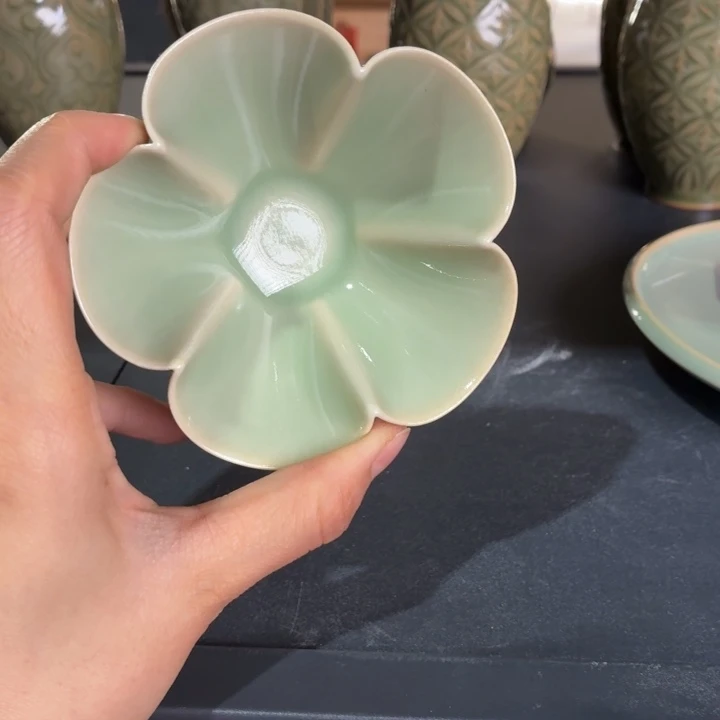 天青釉收工微瑕花口盏