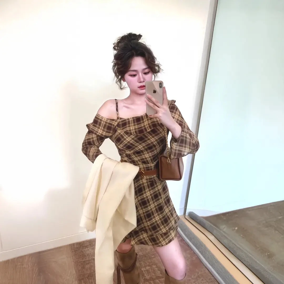 早秋美拉德穿搭女2025新款高级感斜肩不规则连衣裙收腰显瘦短裙子