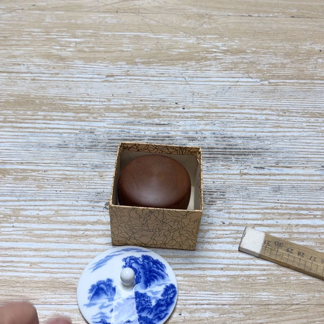 瓷片放*松密密麻麻地排列着一个