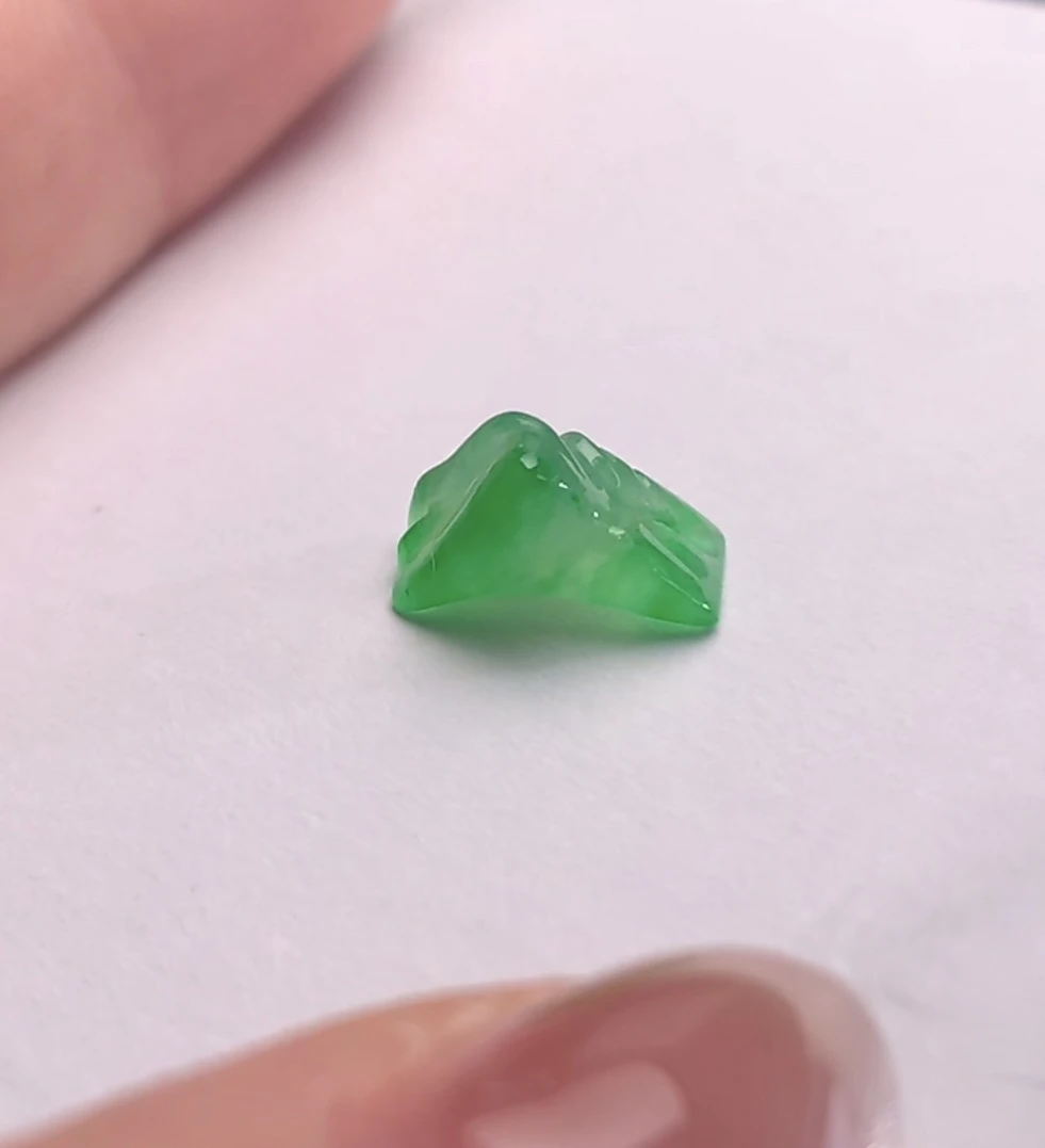 天然缅甸翡翠A货未镶嵌阳绿立体山