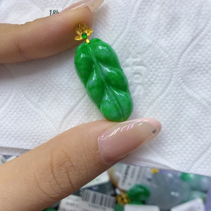 颈饰18K金镶嵌翡翠