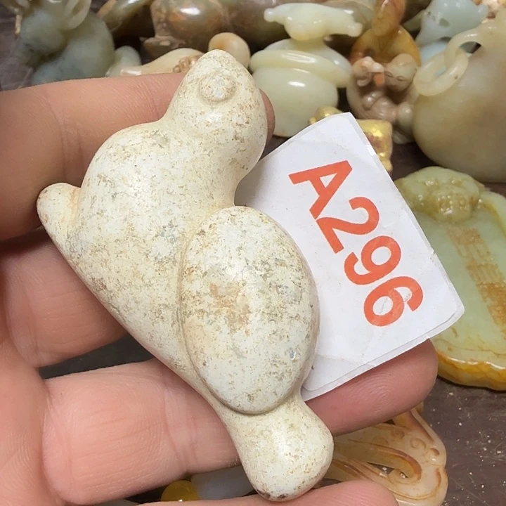 透闪石-蛇纹石玉未镶嵌颈饰