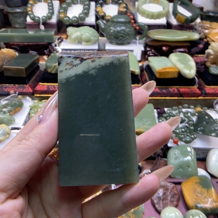 未镶嵌岫岩河磨玉（透闪石质玉）把件