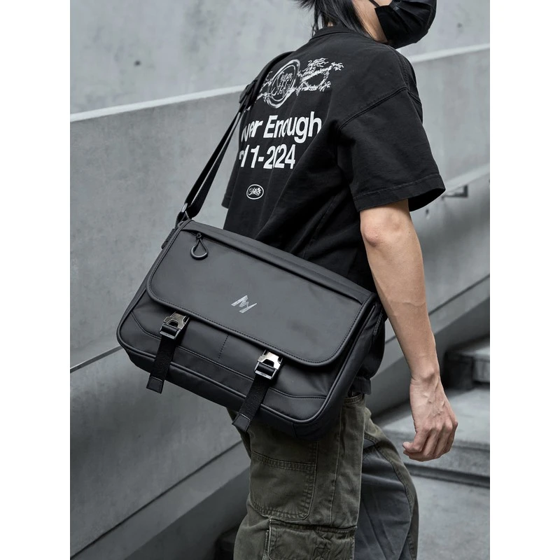 潮流百搭斜挎包男新款机能骑行单肩邮差包大学生休闲通勤背包胸包