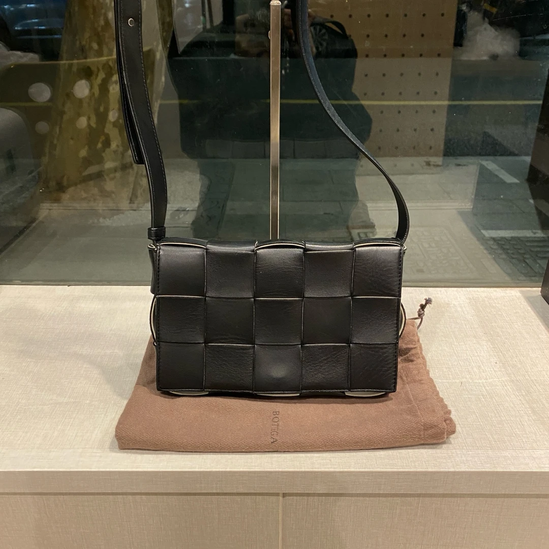 99新 BOTTEGA VENETA/葆蝶家 BV黑色编织斜挎包