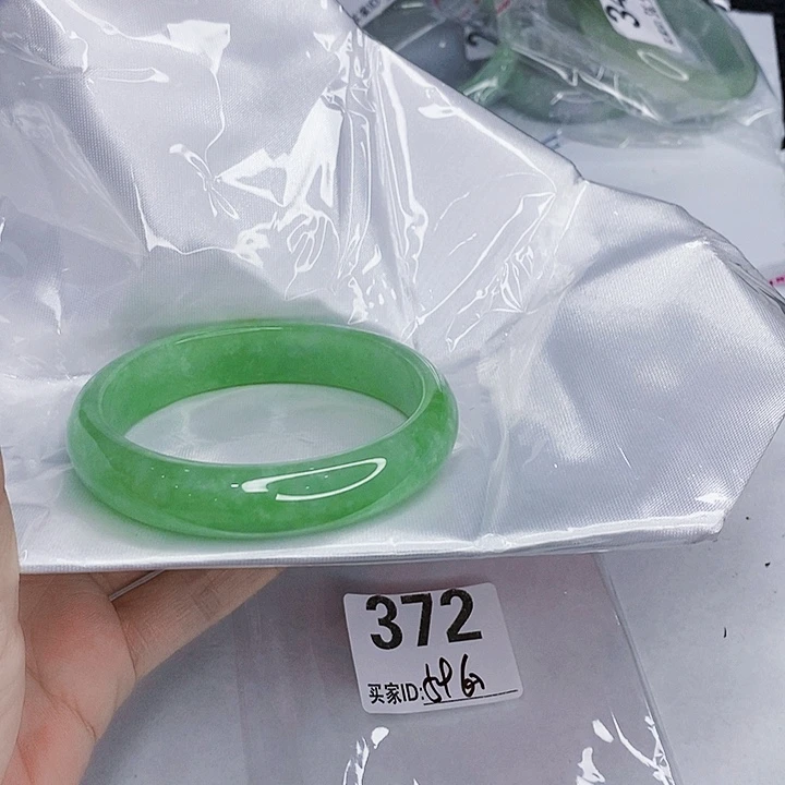 翡翠未镶嵌手镯一图一物实物为准（微瑕处理）