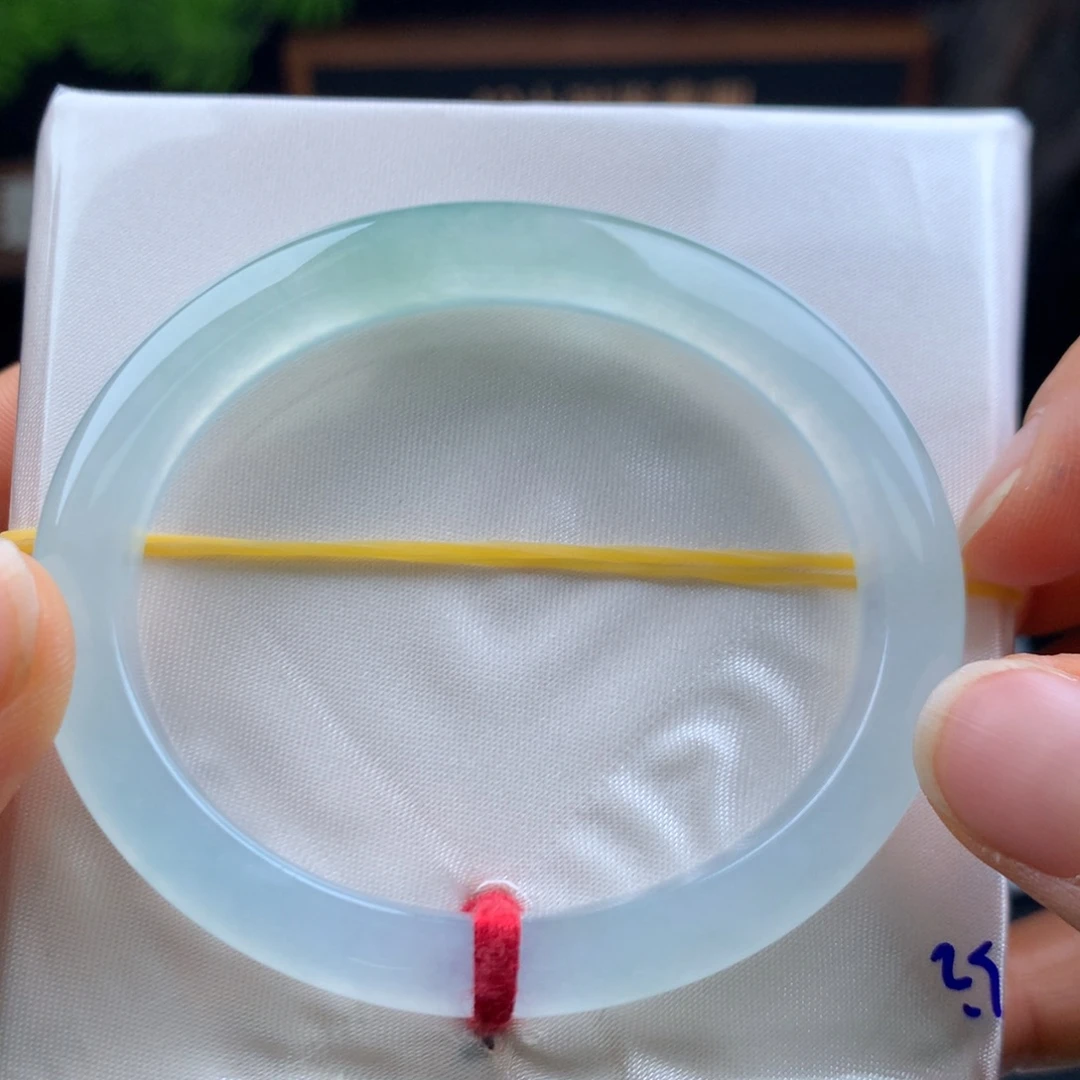 翡翠未镶嵌手镯冰透炸光全条一致