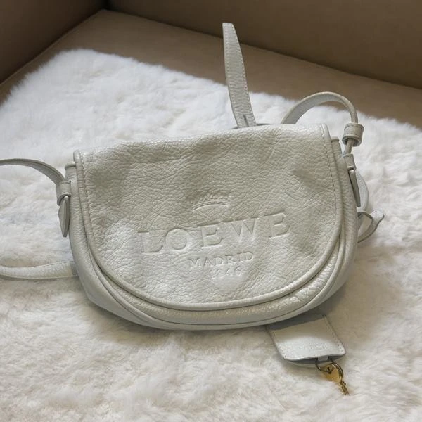 大吉中古/loewe罗意威白色压纹马鞍斜挎包
