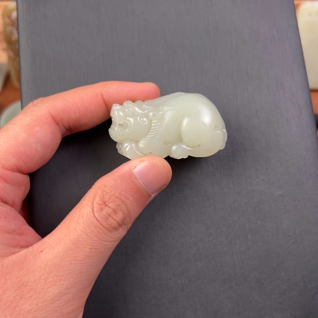 图***1和田玉（青白玉）未镶嵌颈饰