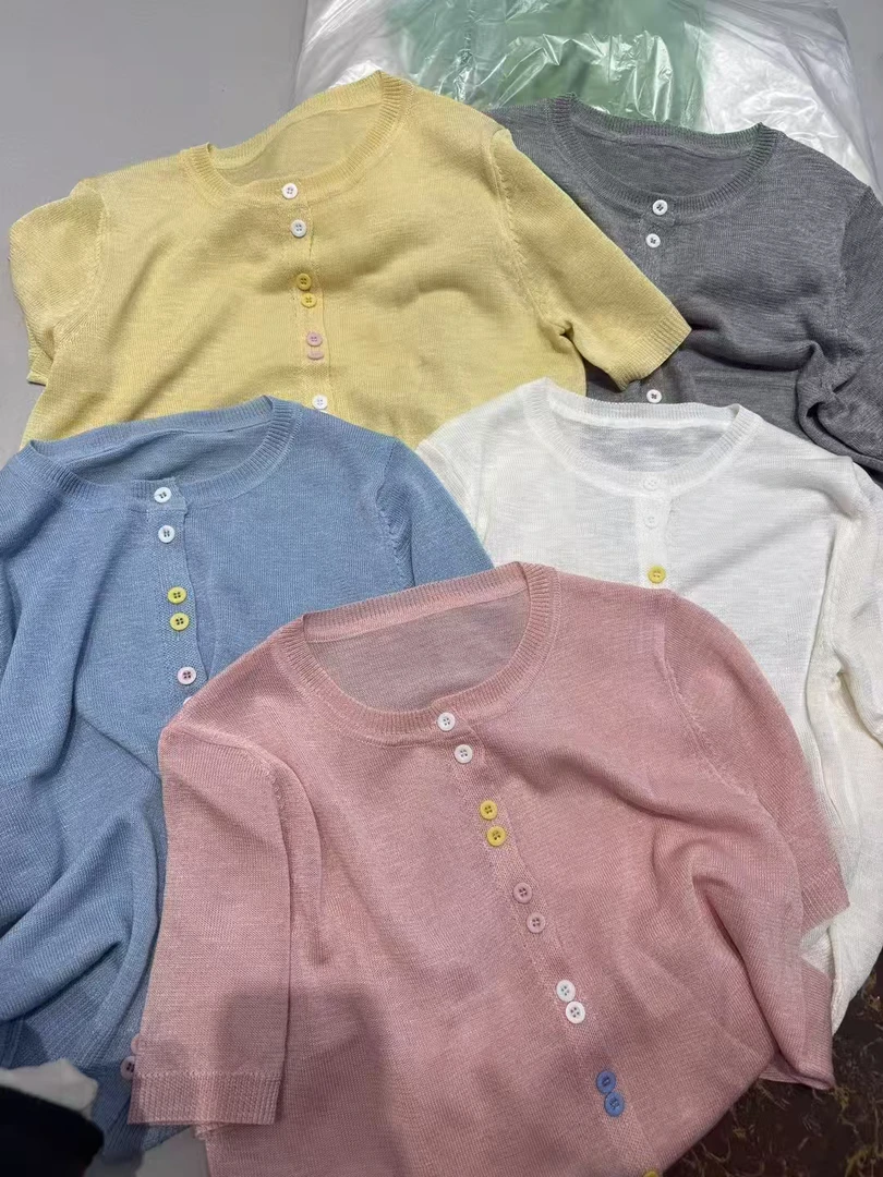 新款圆领彩扣开衫8821