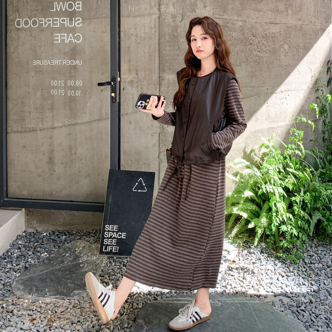 慵懒风松弛感条纹连衣裙套装女巨好看休闲卫衣裙皮衣马甲两件套