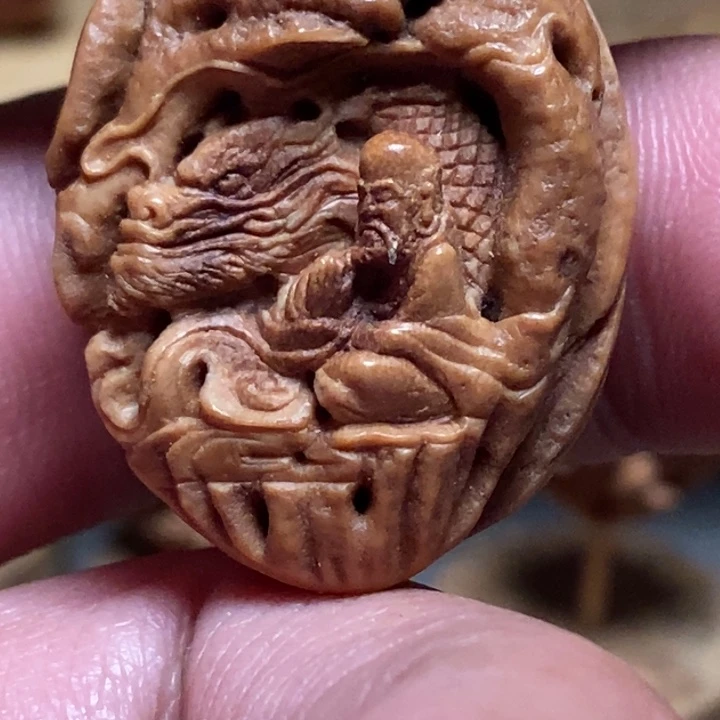 听***风核桃把件风味纯手工桃核雕刻神龙护法