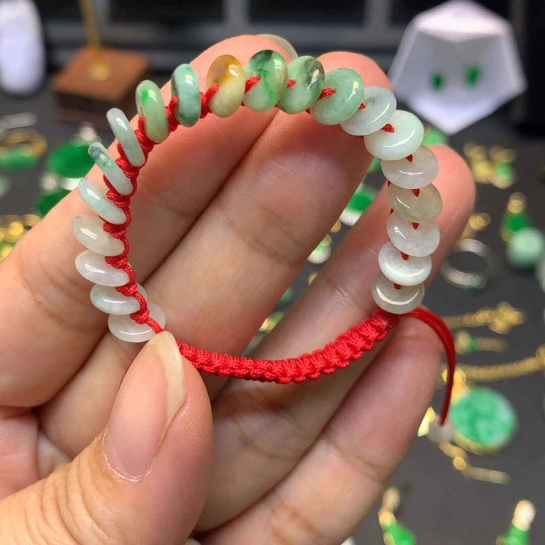 翡翠未镶嵌颈饰有纹