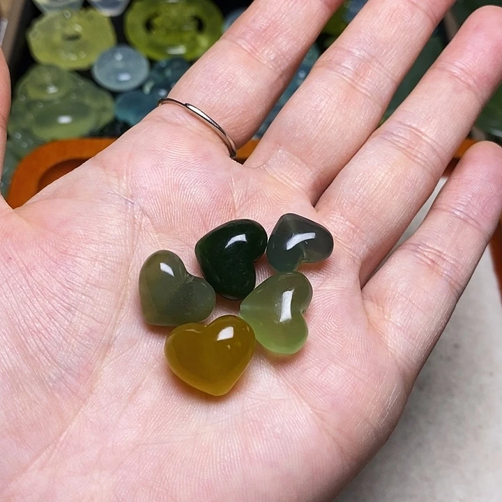 c***s蛇纹石玉未镶嵌颈饰