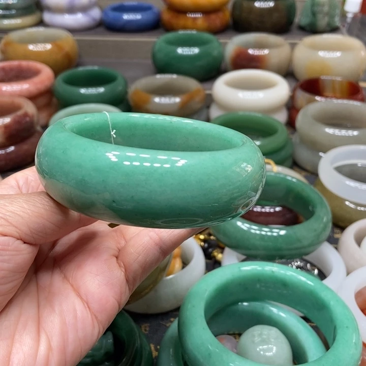 石英质玉手镯未镶嵌下****人