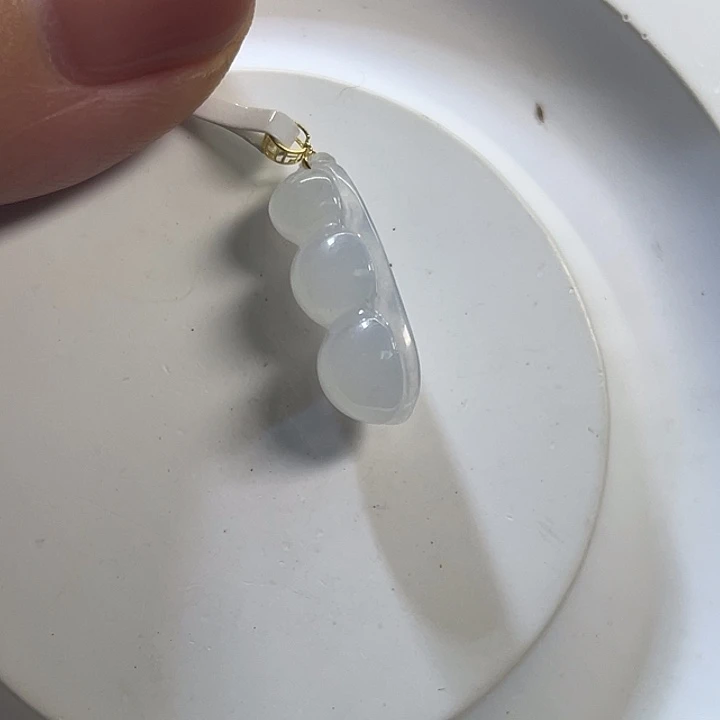 翡翠未镶嵌颈饰豆子吊坠